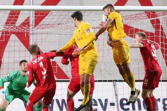 Tor für Sonnenhof Großaspach. Kai Brünker (2. v. r.) trifft zum 0:1.