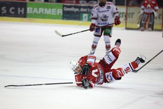 Dämpfer für die Eispiraten Crimmitschau im Abstiegskampf: Nach katastrophaler Chancenverwertung gibt es eine 1:4-Heimpleite - Ein Bild mit Symbolcharakter: Stürmer Justin Büsing und das Team der Eispiraten Crimmitschau legten am Freitagabend eine Bruchlandung hin.