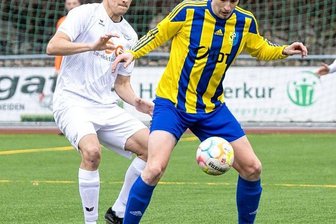 Dämpfer für Lok im Erzgebirge - David Günnel (links) und der ESV Lok Zwickau mussten im Landesklasse-Nachholspiel dem VfB Annaberg um Doppeltorschütze Valentin Breitfeld (rechts) am Sonntag die Punkte überlassen. 