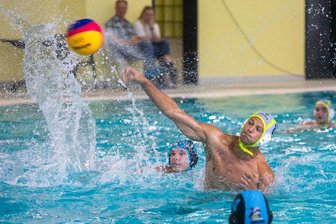 Dämpfer in der Meisterschaftseuphorie - An der Chancenverwertung müssen die Plauener Wasserballer unter der Woche noch trainieren. Hier verwirft Plauens Lasse Iffland bei der Niederlage gegen die zweite Mannschaft des OSC Potsdam. Am letzten Spieltag der Saison war dies die erste Niederlage. 
