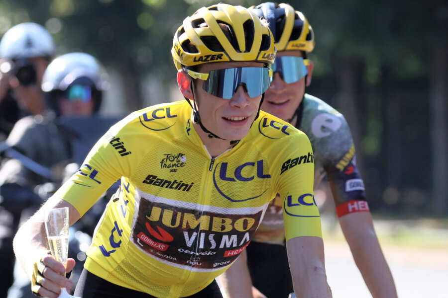Däne Jonas Vingegaard gewinnt 109. Tour de France - Jonas Vingegaard vom Team Jumbo-Visma aus Dänemark, der das Gelbe Trikot des Gesamtführenden trägt, trinkt während dem Rennen Champagner.
