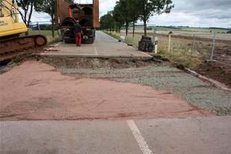 Dänkritz: Am Freitag kommt wahrscheinlich die Schwarzdecke auf die Straße - Voraussichtlich ab Montag kann auf der Ortsverbindungsstraße der Verkehr wieder rollen.