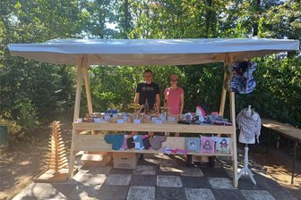 Dänkritz: Verkaufsstand in der Kiste macht den Transport einfach - Frank Hannemann und Antje Wild beim Dänkritzer Nachbarschaftsfest, wo beide selbst hergestellte Produkte angeboten haben.