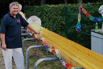 Dänkritzer laden zum 20. Mal zum Gaudi-Wettbewerb ein - Guntram Kießling betreut auch in diesem Jahr das Maßkrugschieben in Dänkritz.
