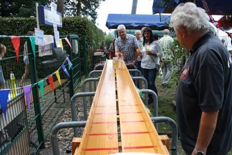 Dänkritzer Maßkrugschieben: Vom bayerischen Brett zur sächsischen Legende - Besucher des Nachbarschaftsfestes gaben beim Maßkrugschieben ihr Bestes.
