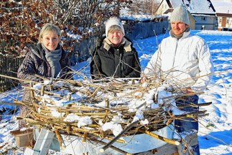 Dänkritzer wollen Störchen ein schönes Zuhause bereiten - Peter Bergbauer, Birgit Hilbig und Neukirchens Bürgermeisterin Ines Liebald (von rechts) hoffen auf einen Storch, der sich in Dänkritz ansiedelt.