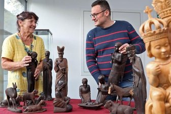 Daetz-Stiftung und Verein gestalten Fensterschau - Silke Lohse von der Daetz-Stiftung und Alexander Illing, Chef des Vereins Werkstatt Zukunft Lichtenstein, bereiten in Heinrichsorts Kirchgemeindehaus eine Weihnachtsausstellung als Fensterschau vor.