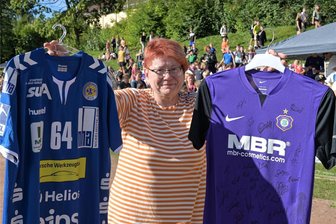 Dafür haben die Schneeberger ihre Laufschuhe geschnürt - Signierte Trikots des EHV Aue, FC Erzgebirge Aue und RB Leipzig wurden verlost. Im Bild Lehrerin Kerstin Bauer.