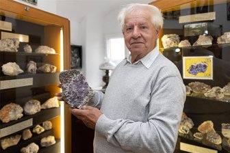 „Dafür hätte ich lieber auf den Heiligabend verzichtet“: Ein Erzgebirger und sein Glück als Mineraliensammler - Mineraliensammler Gerhard Staritz aus Steinheidel zeigt im Turmmuseum Geyer Amethyste aus dem Greifenbachtal. Seinen ersten Fund dort machte er ausgerechnet an einem Heiligabend.