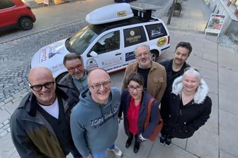 Dafür nimmt ein Reichenbacher vier Wochen Urlaub: Mit Familien-VW und Kühlschrank in die Wüste - Mike Simon (Dritter von links) vor dem Start auf der Zwickauer Straße in Reichenbach.
