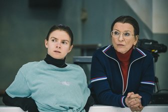 Dagmar Manzel: Mich hat natürlich diese Ausnahmesituation Jutta Müllers interessiert - Kati Witt (Lavinia Nowak, links) und ihre Trainerin Jutta Müller (Dagmar Manzel) denken an alte Zeiten. Der Film „Kati – Eine Kür, die bleibt“ wird am 1. Oktober im Chemnitzer Kino Metropol und am 3. Oktober im ZDF gezeigt.