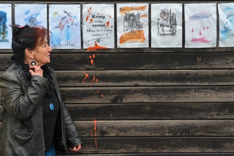 Dagmar Ranft-Schinke - ... und immer wieder der Krieg - Reißzwecken, Arbeiten auf A4 und eine Bretterwand am Straßenrand in Adelsberg: Fertig ist die Freiluftgalerie. Die Künstlerin Dagmar Ranft-Schinke zeigt gegenwärtig vor allem Bilder gegen Krieg im öffentlichen Raum. 