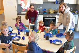 Daheim alles verloren: Warum zwei Ukrainerinnen in Freiberg ehrenamtlich in der Kita helfen - Marta Rohovska und Zhanna Kramarevska (v. l.) helfen ehrenamtlich in der Kita „Villa Kunterbunt" an der Lessingstraße in Freiberg.