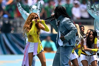 "Dai Dai": Ausgelassene Stadion-Party zum WM-Start in Mexiko - Superstar Shakira (l) und Burna Boy performen den WM-Song "Dai Dai".