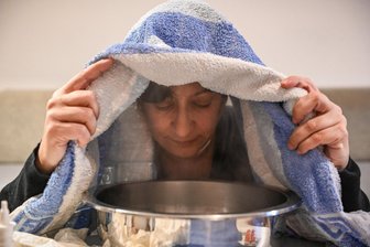 DAK Krankenkasse: Das sind die Top 3 der Gründe, weshalb Vogtländer nicht zur Arbeit kamen - Inhalieren im Dampfbad: Ein oft angewandtes Hausmittel gegen grippale Infekte.