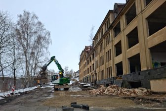 Dako-Ruine im Plauener Westend: Jetzt gibt es Bewegung - Ihre Tage sind gezählt, der Bagger ist schon aufgefahren: Dako-Ruine im Plauener Westend.