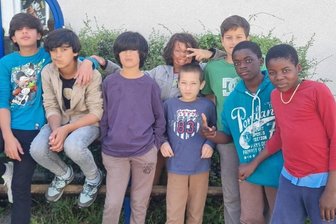 Dalirs langer Weg zum Glück: Zehnjähriger aus Afghanistan steht 17 Operationen im Erzgebirge durch - Dalir, der kleine schmale Junge aus Afghanistan (4. v. r.), verbringt den Sommer im Friedensdorf. 17 Operationen waren nötig, damit er wieder unbeschwert mit seinen neuen Freunden dort spielen kann.
