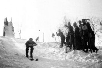 Damals olympiareif: Die vergessenen Skischanzen im Erzgebirge - Skispringen auf der Gastbergschanze in Holzhau. Die Schanze stand von 1934 bis circa 1975.