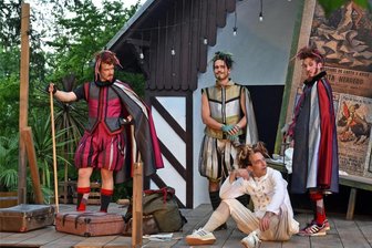 Dame Kobold stiftet im Schlosspark Lichtenwalde Verwirrung - Sommertheater: Dame Kobold mit Lukas Reinsch, Fabian Vogt, Martin Ennulat und Peter Peniaska.