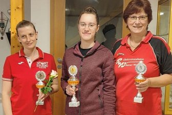 Damen holen sich Unterstützung - Kegeln künftig gemeinsam: Die Ehrenfriedersdorferinnen Annett Besner (l.) und Ines Ullmann (r.) sowie Luisa Flohrer aus Auerbach - hier zu sehen während der Einzelsiegerehrung beim Greifensteinpokal. 