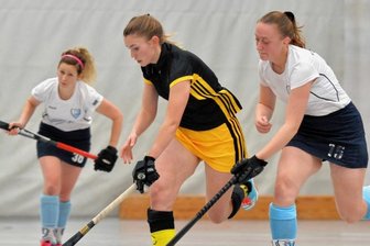 Damen weiter mit weißer Weste - In der Halle erneut auf Torejagd: Die Damen des Freiberger HTC mit Stefanie Oertel (l.) haben in der Heubner-Sporthalle auch das Team aus Leipzig-Lindenau knapp in die Schranken gewiesen. 