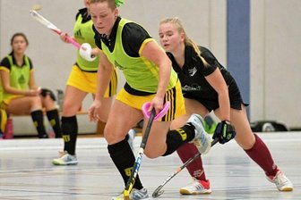 Damen wieder auf Torejagd - Die erfahrene Corinna Höhne (am Ball) will mit den Freibergerinnen wieder im Kampf um den Aufstieg mitspielen. Am Sonntag treffen die FHTC-Frauen auf den TSV Leuna.