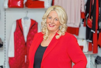 Damenmode für große Größen: Eine starke Frau, die andere Frauen stärkt - Anja Escher in ihrem Geschäft: Seit 20 Jahren macht sie sich für starke Frauen stark.