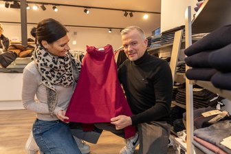 Damenmode-Hersteller aus dem Vogtland erweitert Sortiment – für Männer: „Wir schreiben gerade Geschichte“ - Nadine und Axel Seidel wählen bereits das neue Sortiment für die Herren aus. Der Produzent von Damenmode wagt damit einen neuen Schritt. Dafür wurde zuletzt viel umgebaut.