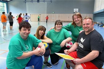 Damenquartett aus Glauchau vor Premiere - Trainer Ronny Weber (r.) freut sich mit seinen Schützlingen Manuela Gottschlich, Andrea Zuchantke, Jasmin Hoyer und Mandy Thoß (von links) über die Nominierung für die Special-Olympics-Weltspiele.