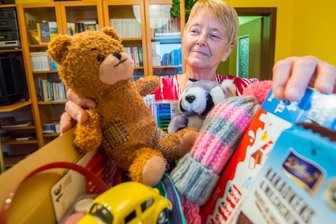 Damit auch andere zum frohen Fest etwas bekommen - Für die diesjährige Weihnachtspäckchenaktion der Siebenten-Tags-Adventisten aus Neukirchen erhoffen sich Gemeindemitglieder wie Birgit Pfüller wieder viele Spender und Spenden. Unterstützt werden damit sozial schwache Kinder in Süd- und Osteuropa. 