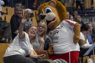 Damit auch Sachsenleo erstklassig bleibt – BSV Sachsen Zwickau startet Spendenaktion für sein Maskottchen - Rund um die Heimspiele des BSV Sachsen Zwickau ist Maskottchen Sachsenleo ein beliebtes Fotomotiv. Er zeigt sich zudem gern bei vielen Veranstaltungen in der Stadt.