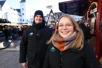 Damit auf dem Christmarkt in Freiberg alles läuft: Die „Guten Geister“ der Silberstadt - Gute Laune ist für sie kein Problem: Marie Jürß und Rico Murchner schauen auf dem Christmarkt in Freiberg nach dem rechten.