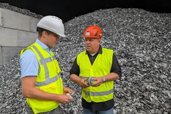 Damit aus Spraydosen Bratpfannen werden: PreZero Pyral erweitert Freiberger Standort für mehr Recycling - Geschäftsführer Andreas Reissner (l.), hier im Gespräch mit Pressesprecher Boris Ziegler, investiert einen hohen zweistelligen Millionenbetrag in den Standort Freiberg.