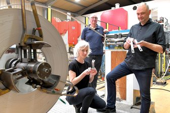 Damit das Balkonkraftwerk nicht runterfällt: So trägt ein Oederaner Familienunternehmen zur Energiewende bei - Juliane Brand-Schubert, Dieter und Sirko Brand (von links) führen zwei metallverarbeitende Unternehmen in Oederan.