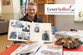 Damit das Feuer im Tipi weiter brennt: Warum ein Indianercamp bei Zwickau gerade zu Weihnachten Hilfe braucht - Reyk Colditz hütet die Alben mit Fotos vom unbeschwerten Kinder-Abenteuern im Indianercamp Silberstraße wie einen kostbaren Schatz.