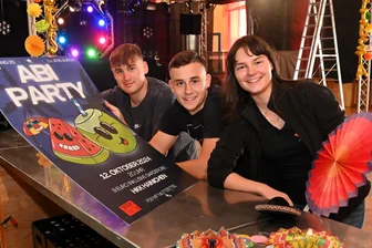 Damit der Abi-Ball in Frankenberg bezahlbar bleibt: Abi-Fete steigt im Vereinshaus Hainichen - Justin Großer (l.), Matteo Treptau und Jasmin Porstmann bringen die Party am Samstag im HKK-Vereinshaus in Hainichen ins Laufen.