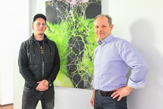 Damit der Bohrer weniger schmerzt: Kunst beim Zahnarztbesuch in Reichenbach - Michael Mietling und Michael Kirsten vor dem Behandlungszimmer.