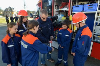 Damit der Brandschutz gesichert ist: Vogtlanddorf hat nach über hundert Jahren eigene Jugendfeuerwehr - Der stellvertretende Wehrleiter Sebastian Ebert erläuterte dem Nachwuchs die Technik am Einsatzfahrzeug.