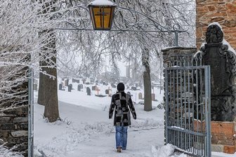 Damit der Friedhof im Dorf bleibt: Erste Kirchgemeinden im Kirchenbezirk Annaberg gehen neuen Weg - Der Friedhof in Jöhstadt: Er wird geprägt von einem markanten alten Grufthaus. Viele ähnliche alte Anlagen sind dagegen schon entsorgt worden. 