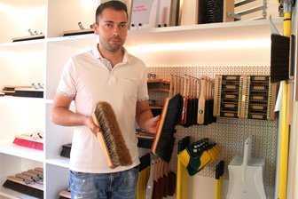 Damit der Hausputz Spaß macht: Bürstenmacher aus Rothenkirchen kombinieren Innovation mit Tradition - Florian Braun zeigt Besen aus echtem Rosshaar.