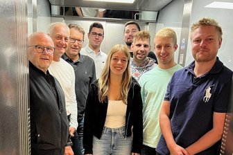 Damit der Reichenbacher Tennisfasching kein Maskenball wird - Neuberinhaus und VTC Reichenbach laden zum 60. Tennisfasching ein (von links): Bühnenmeister Ulrich Wagner, vom VTC Jürgen Hanzlik, Jörg Schaller, Florian Schiege, Emily Müller, Robin Ebert, Neuberinhaus-Chef Severin Zähringer, Moritz Schaller und Chris Kummer.