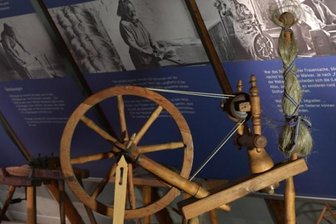 Damit die Enkel es verstehen: Neue Ideen für das Dorfmuseum Gahlenz - Historisches Spinnrad für Flachs, moderne Gestaltung: So sollen auch andere Exponate im Dorfmuseum Gahlenz präsentiert werden. 