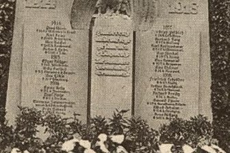 Damit die Mahnung wach bleibt - Das historische Foto zeigt das Mahnmal mit niedergelegten Blumen.