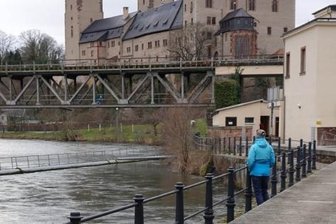 Damit die Mulde weniger Schaden bringt - Blick über die Hochwasserschutzmauer am Rochlitzer Mühlplatz. Bei Bedarf wird die Mauer noch mit einer mobilen Schutzwand erhöht. Beim Hochwasser 2013 wurde die Wand zwar überspült, verhinderte aber noch gravierendere Schäden. 