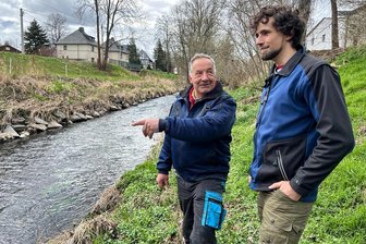 Damit die Pleiße sauberer wird: Erster Anlieger verkauft Flächen in Langenhessen - Firmenchef Konrad Wunderlich (links) zeigt LTV-Mitarbeiter Philipp Solbrig den Abschnitt der Pleiße am Bärmühlenweg im Werdauer Ortsteil Langenhessen. Dort wurde der Verlauf nach den Fluten zum Teil künstlich leicht verändert.