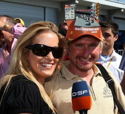 Damit die Reifen bis in die Stube qualmen - 
              <p class="artikelinhalt">Am Ring suchen die Fernsehleute nach Geschichten für ihre Sender. DSF-Moderatorin Andrea Kaiser fand am Freitag Udo Naumann, der jedes Jahr eine besondere Kopfbedeckung für den Sachsenring bastelt.</p>
            