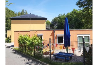 Damit die Steppkes nicht mehr schwitzen – in welcher vogtländischen Kita es bald kühler werden soll - Die gartenseitigen Gruppenräume heizen sich im Sommer besonders auf.