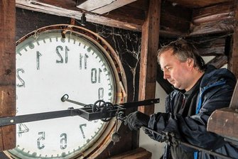 Damit die Turmuhr wieder richtig schlägt: Handwerker in Rochlitz im Reparatureinsatz - 