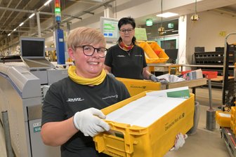 Damit die Zwickauer Weihnachtspost rechtzeitig ankommt: „Wir sind da, wenn andere Feierabend machen“ - Nicole Gündel (vorn) und Karin Aurich bei der Briefsortierung im Post-Zentrum in Reinsdorf. Den größten Stress in der Vorweihnachtszeit haben sie bereits hinter sich.