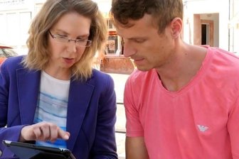 Damit digitale Dokumente bald manipulationssicher sind - Miriam Stareprawo-Hoffmann, Blockchain-Koordinatorin bei der Volksbank Mittweida, tauscht ihre Erfahrungen mit Philipp Ramin, Geschäftsführer des Innovationszentrums für Industrie 4.0, aus.